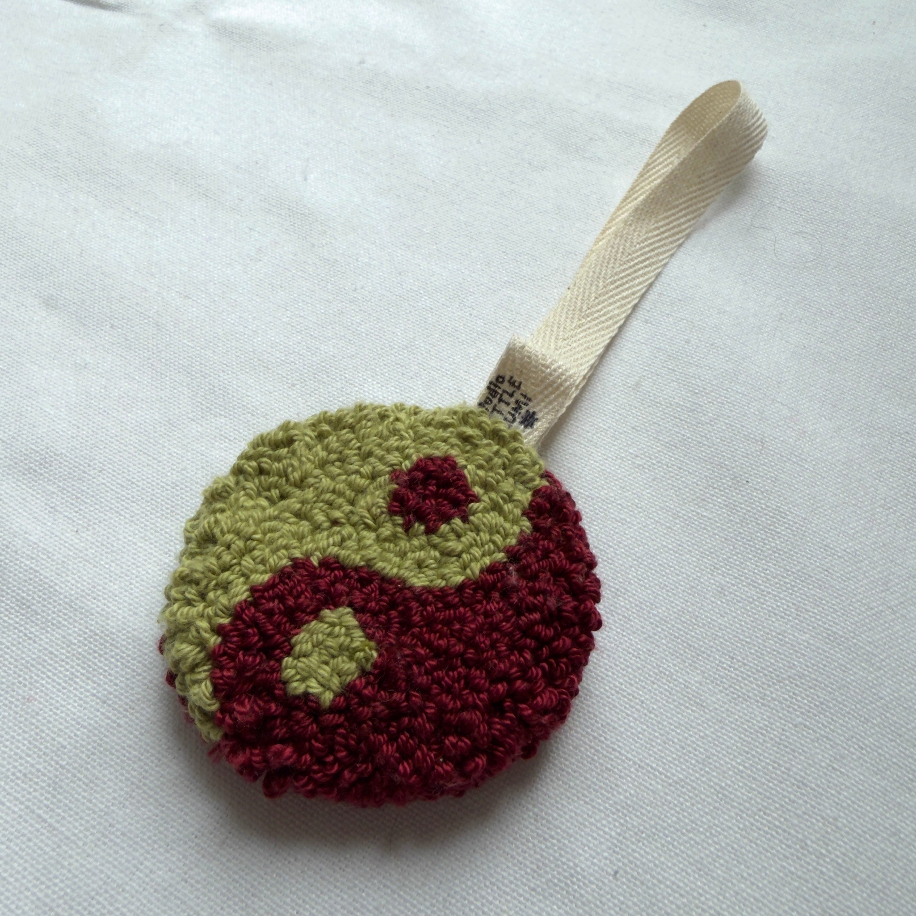 Olijf Groen & Bordeauxrode Ying Yang Speenhanger