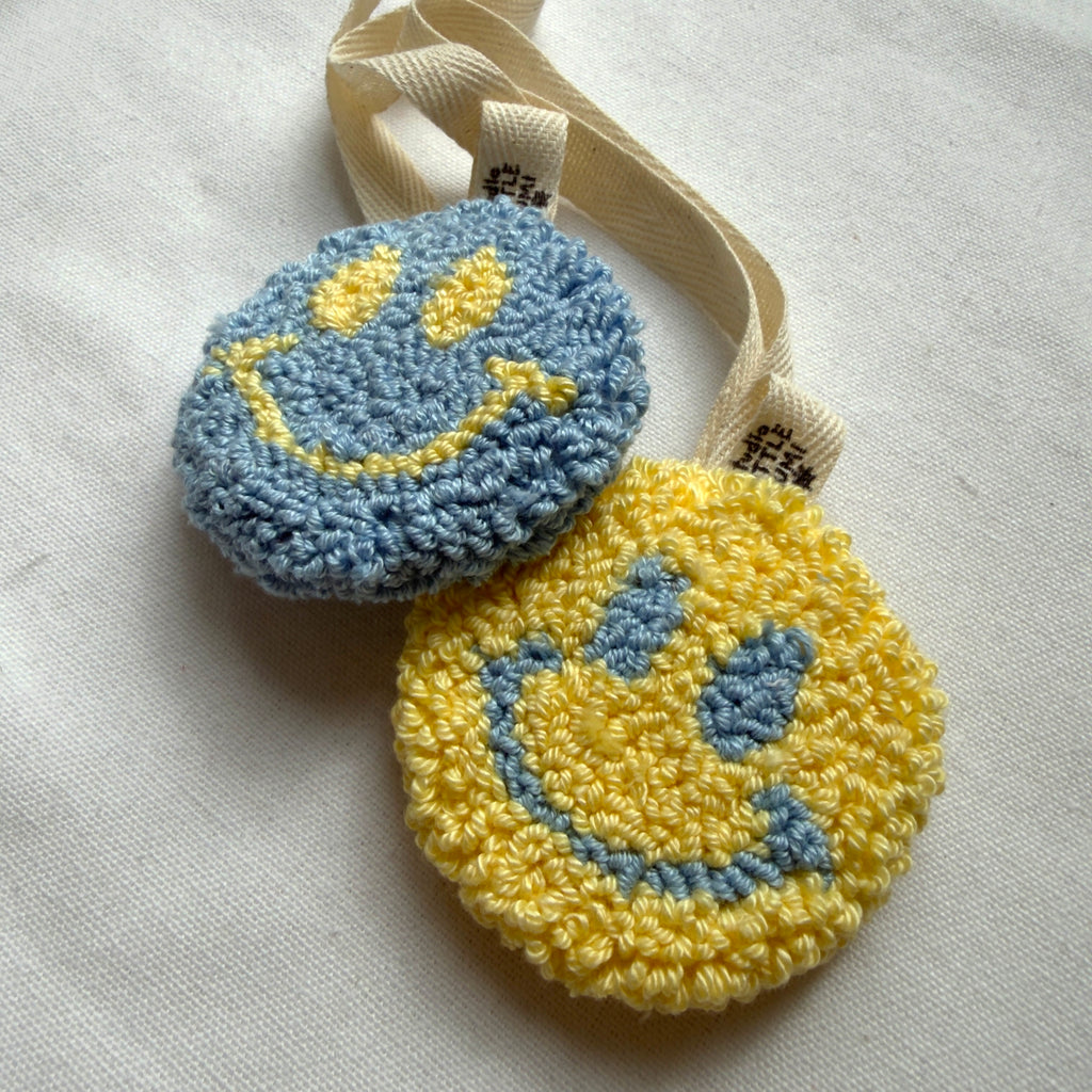 Geel Blauwe Smiley Speenhanger