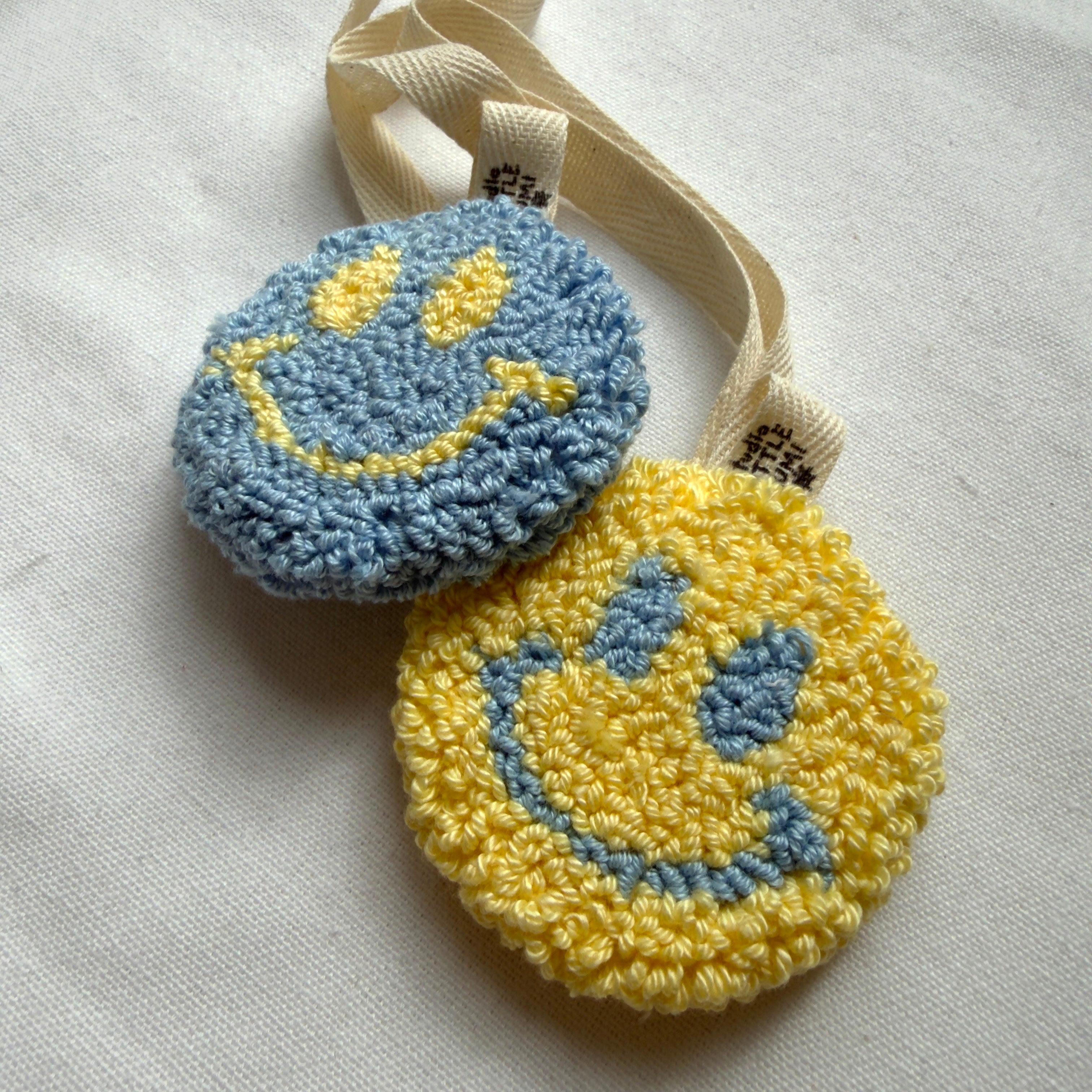 Geel Blauwe Smiley Speenhanger