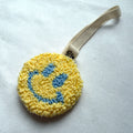 Geel Blauwe Smiley Speenhanger